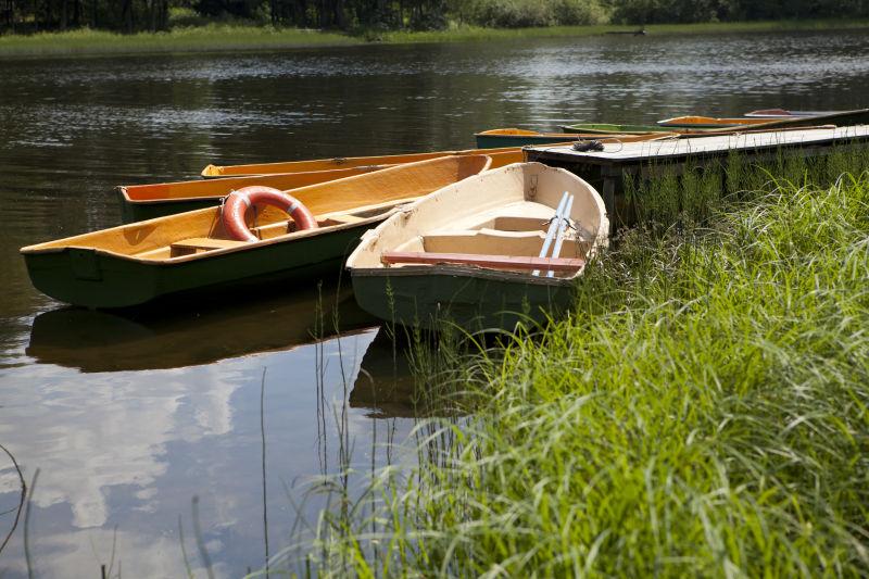 近岸码头停靠的木船