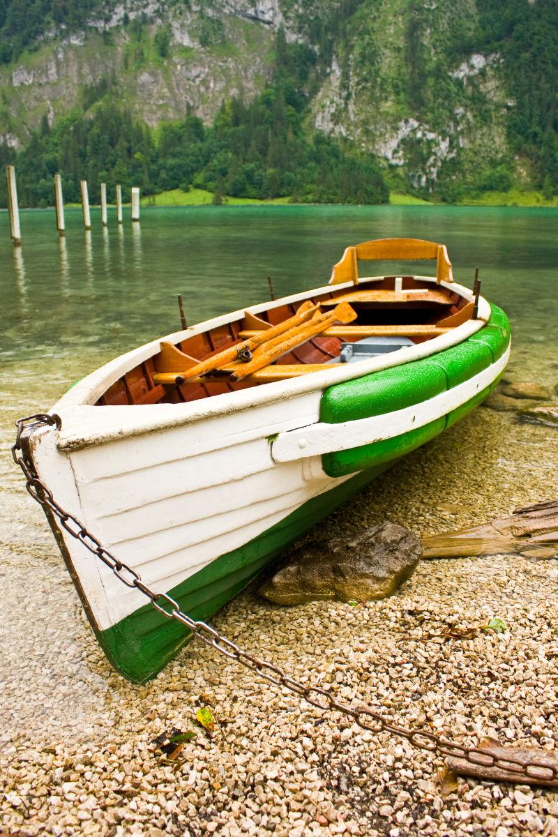 森林背景中湖面上的小船