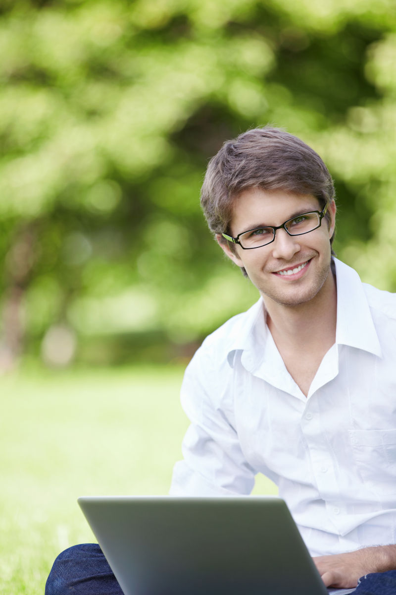 帅哥户外使用笔记本电脑