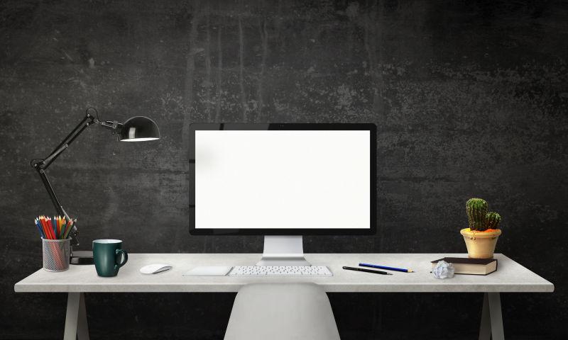 室内办公桌上的电脑