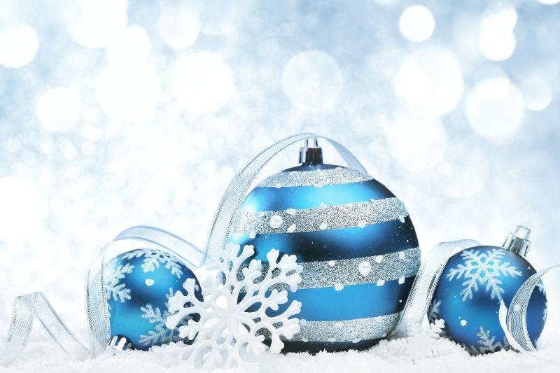  白色背景上银色和蓝色的圣诞节装饰