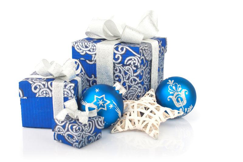 白色背景上的蓝色和白色的圣诞装饰品