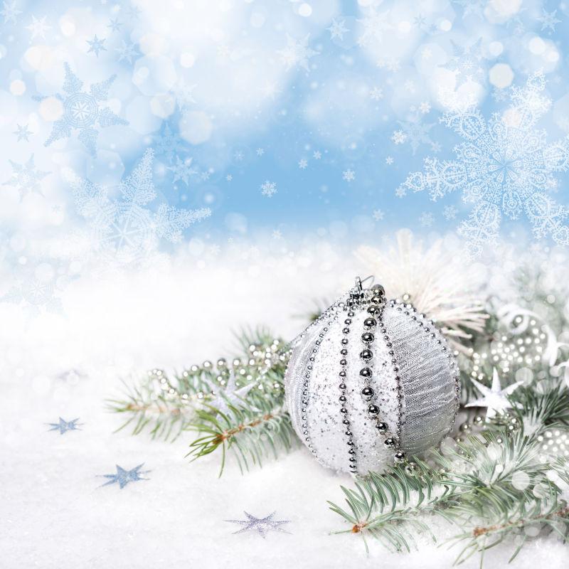 白色背景上的松树枝和银色的圣诞节装饰