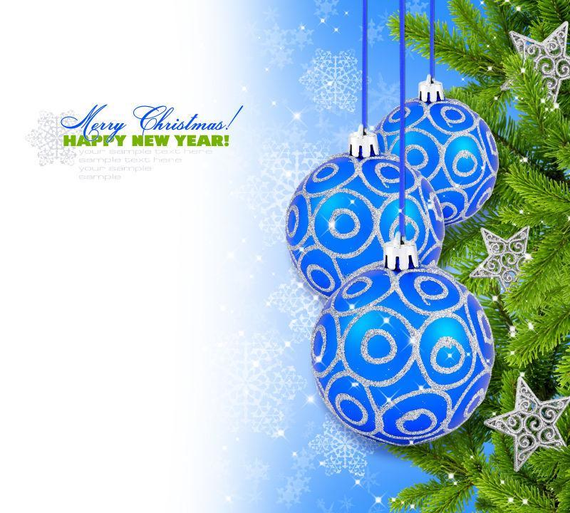白色背景上的圣诞树旁的蓝色的圣诞装饰球