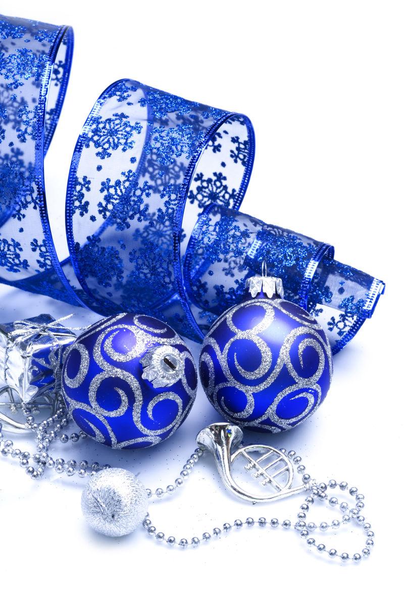 白色背景上的蓝色和银色的圣诞节装饰品