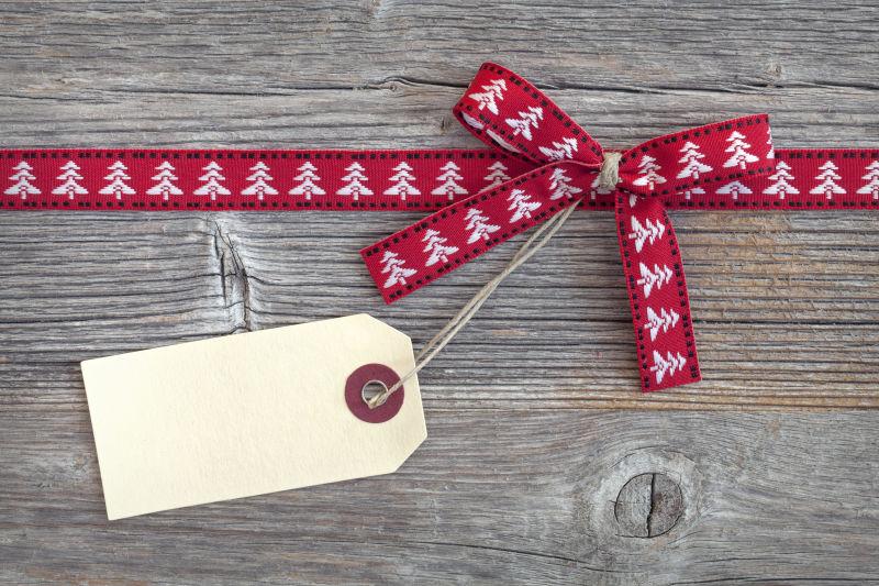 木制背景的红色丝带