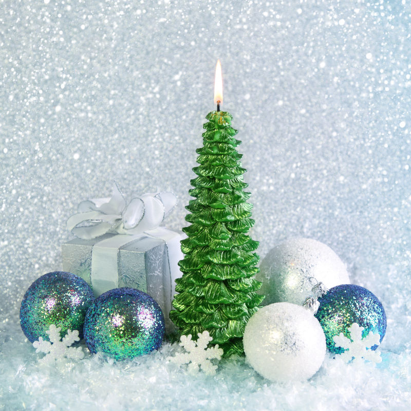 蓝色背景下的圣诞装饰和蜡烛