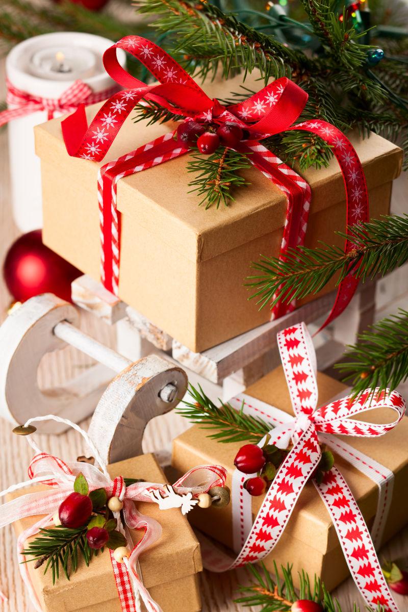 圣诞树旁的金色的圣诞礼品盒