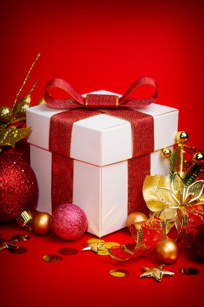 红色背景上的红色和白色的圣诞礼物盒