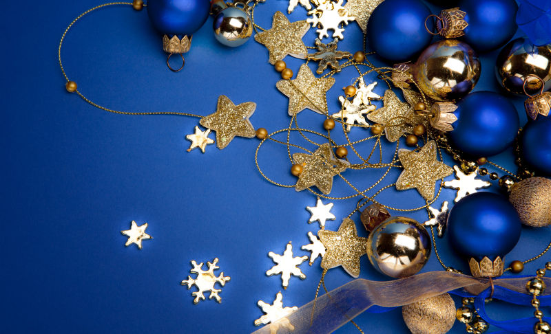 蓝色背景的圣诞节球和金色星