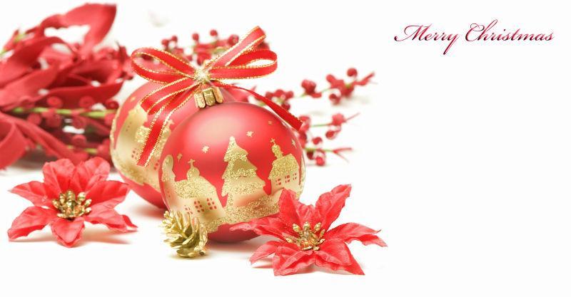 白色背景上红色和金色装饰的圣诞球