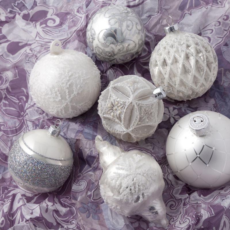 包装纸上的奢华银白色圣诞球