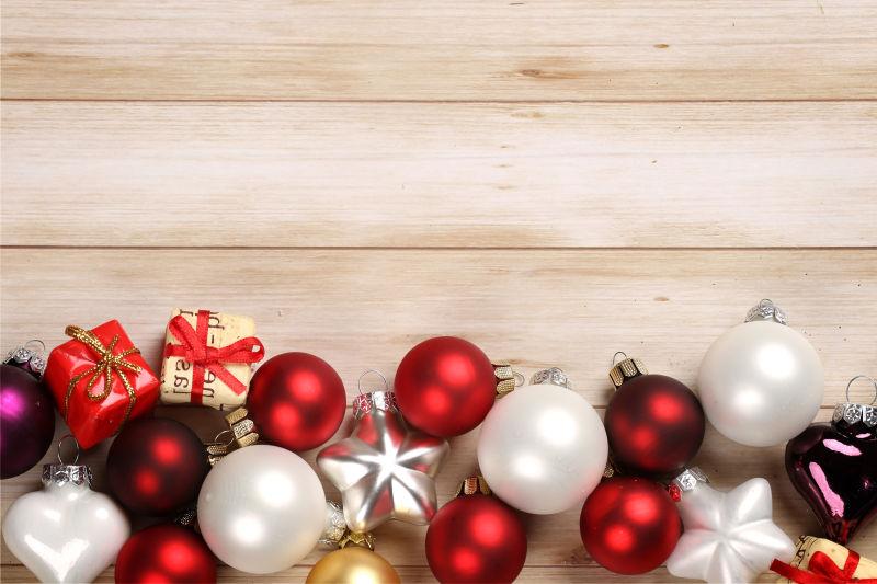 木制背景下的圣诞装饰品