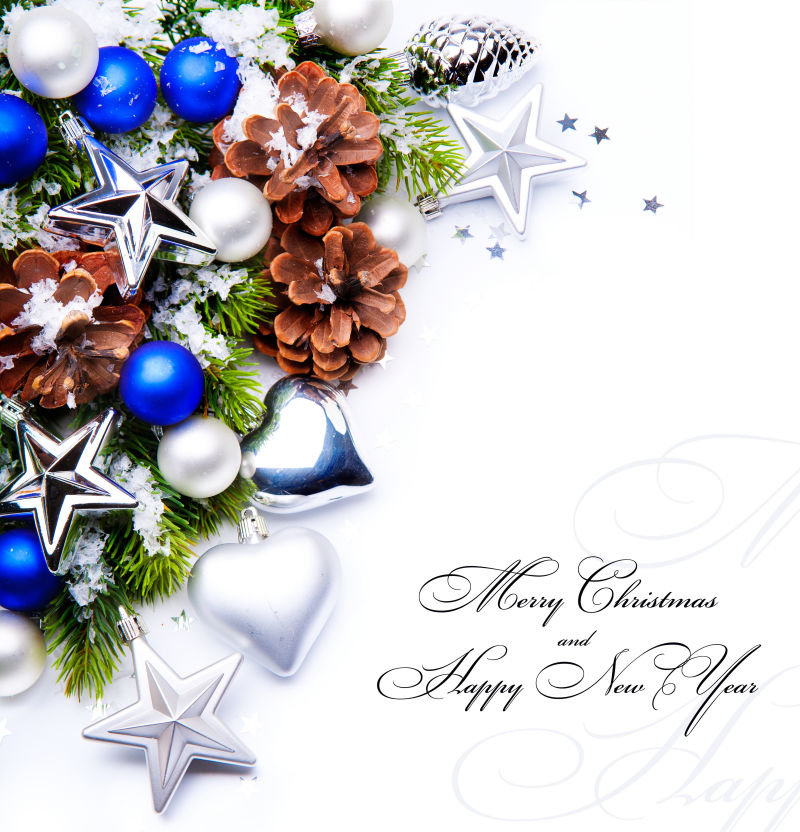 白色背景下的圣诞树架和圣诞树装饰