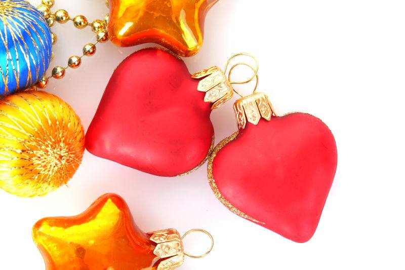 白色背景的圣诞金色星河红色心玩具