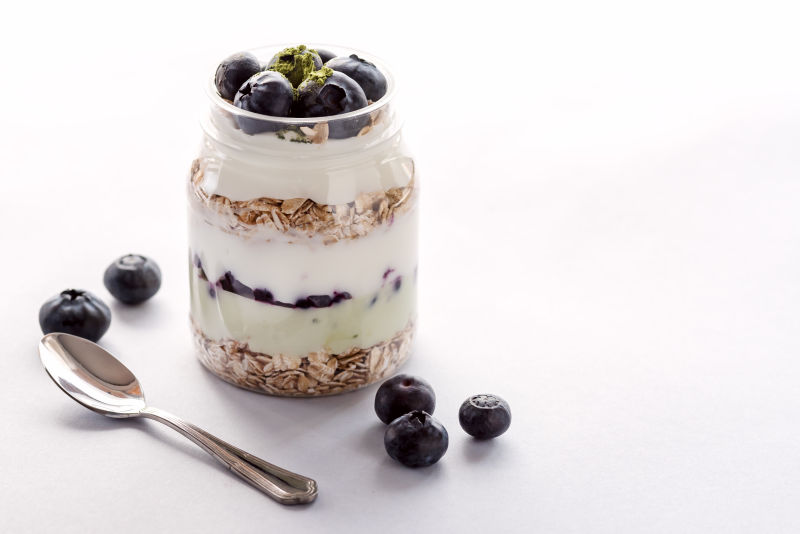 鲜蓝莓燕麦片酸奶