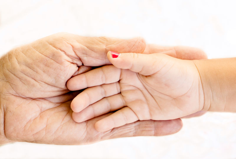 大手中握着的小手