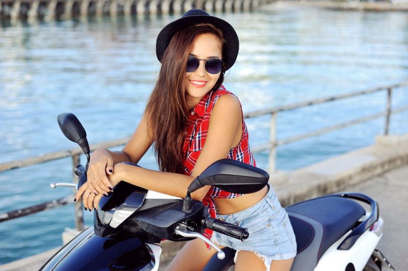 骑摩托车的时尚女郎