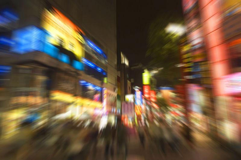 走进夜城模糊灯光