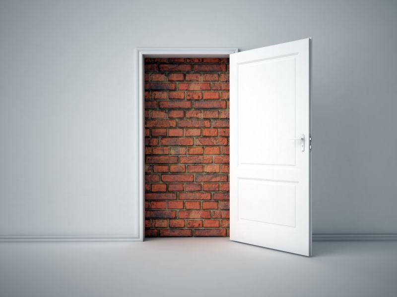 挡住门口的垒好的砖墙