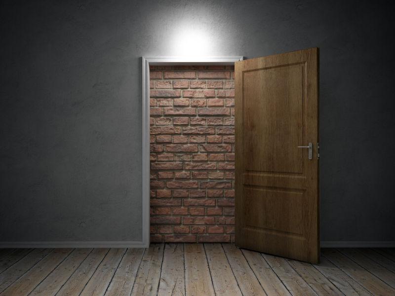 灯光下挡住门口的砖墙