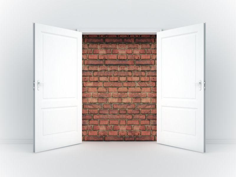 挡住门口的砖墙