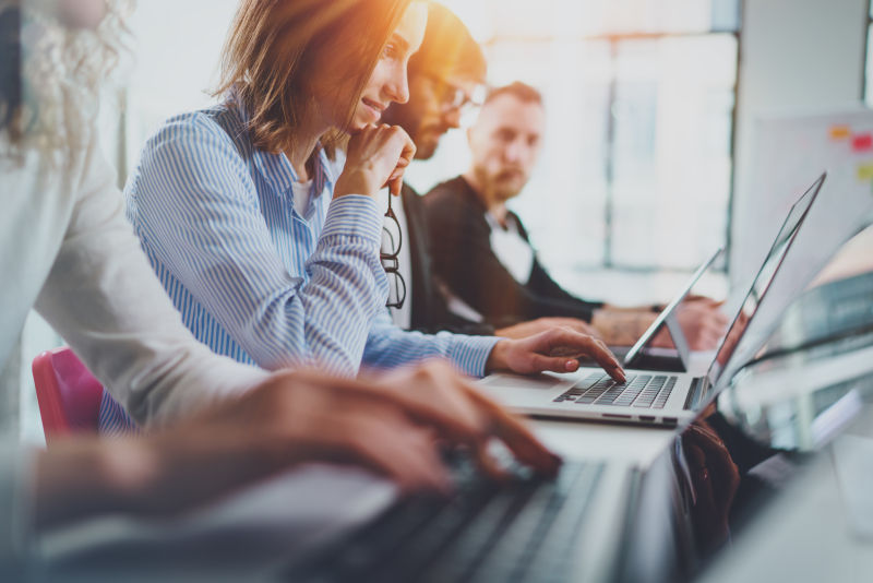 一排使用笔记本的商人