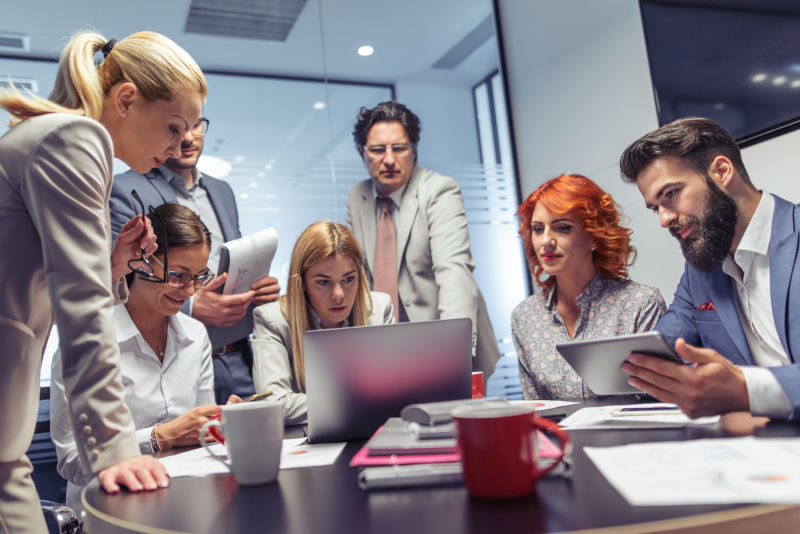 围在一起讨论的商人