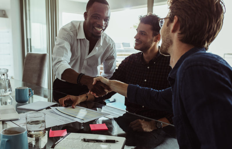 愉快交流的商人相互握手