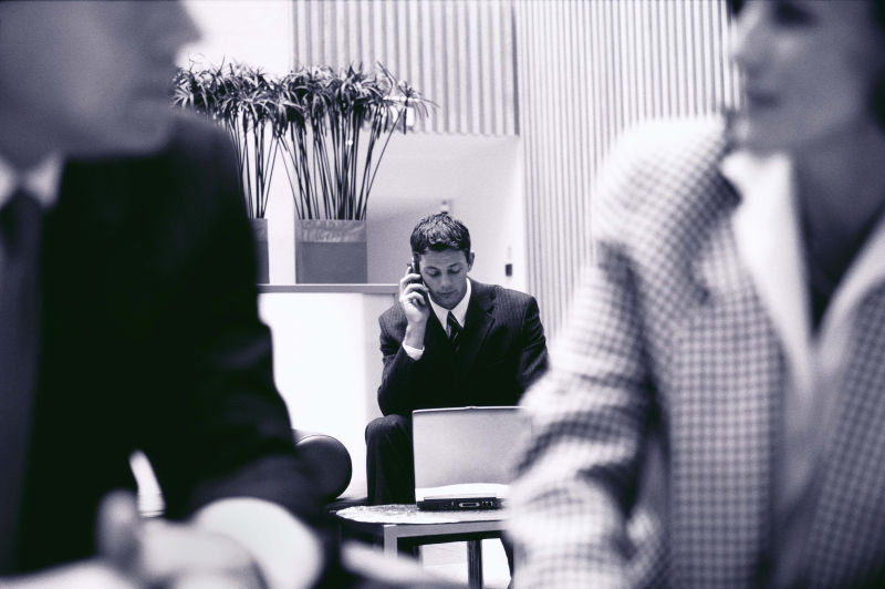 认真工作的商人在接电话