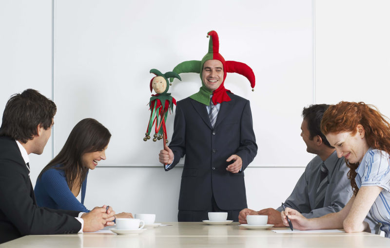 戴着小丑帽子的商人