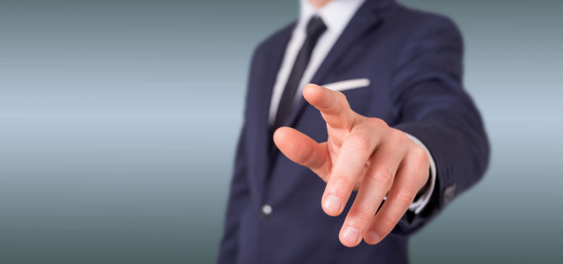 手指指向前方的商人