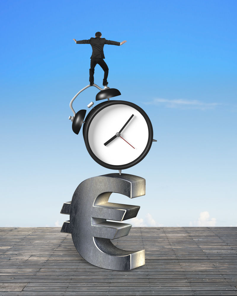 商人平衡闹钟和欧元标志