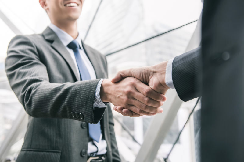 微笑着握手的商人