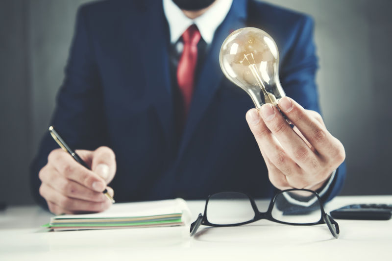 桌上的人手电灯泡