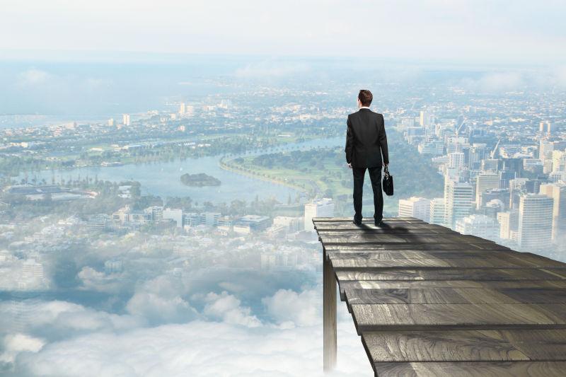 站在云端码头观望城市的商人