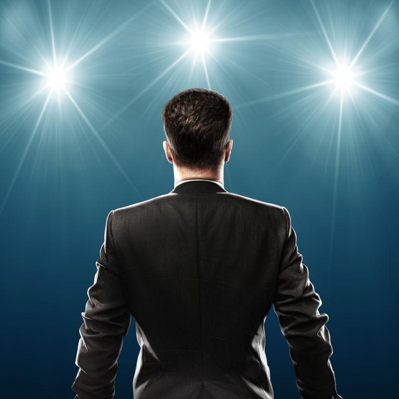 灯光下穿西装的商人后视图