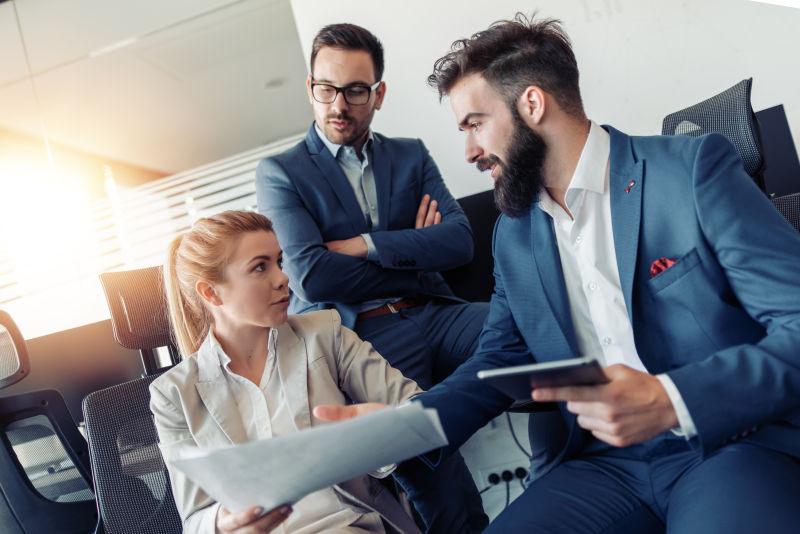 演讲图片 在办公室工作的创意商务人士素材 高清图片 摄影照片 寻图免费打包下载