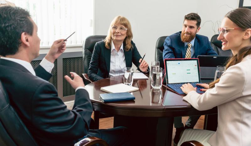 年轻的快乐的商人和女性在现代办公室