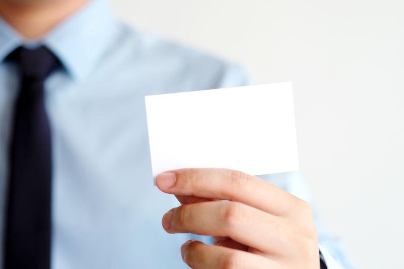 手持空白名片的帅气商人
