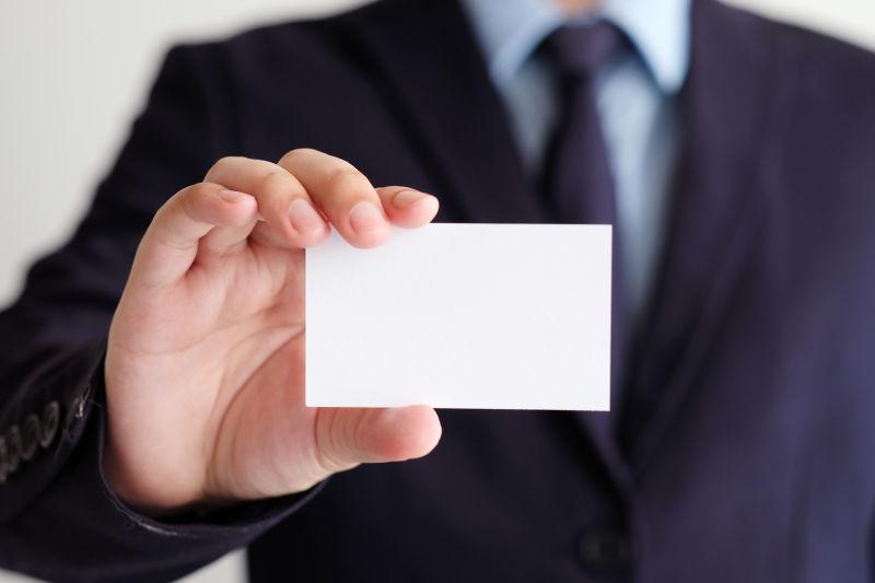 帅气商人拿着空白名片