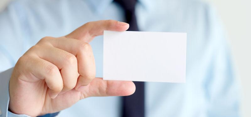 男子拿着一张空白名片