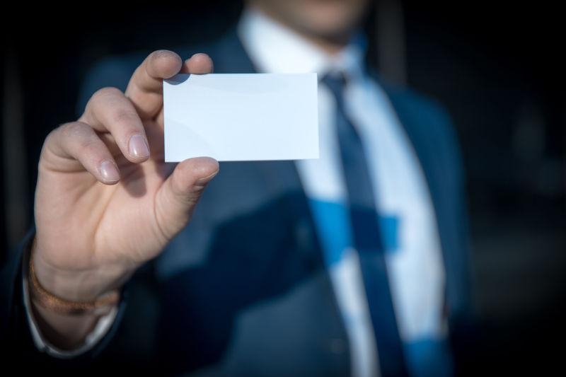 拿着空白名片的男子
