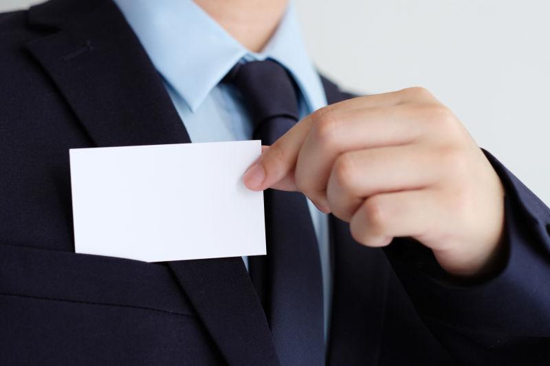商人从口袋掏出空白名片