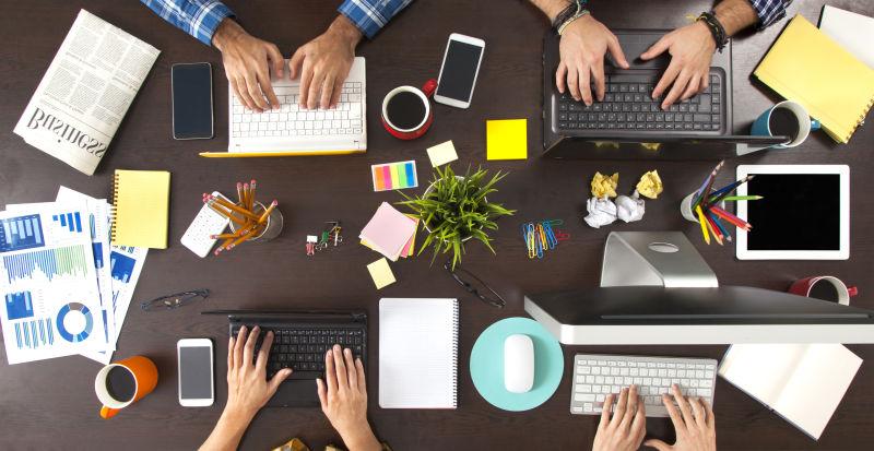 在办公桌上工作的一群白领