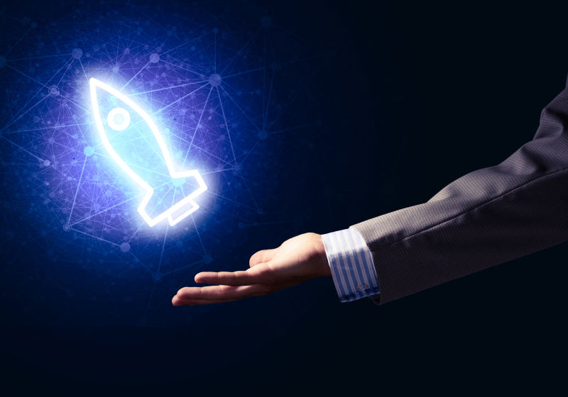 商人手上发射的荧光火箭