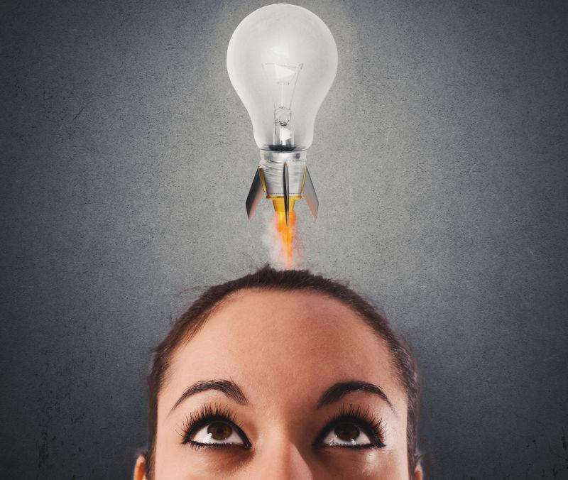 女人头上发射的灯泡火箭