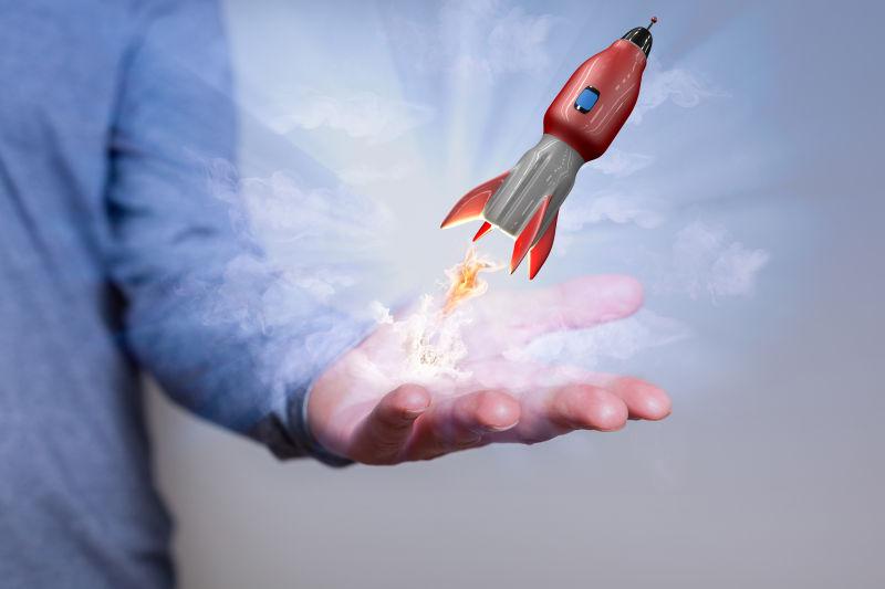 男人手心上发射的小火箭