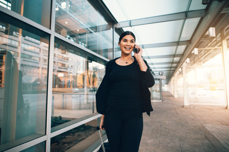 旅行女商人打电话