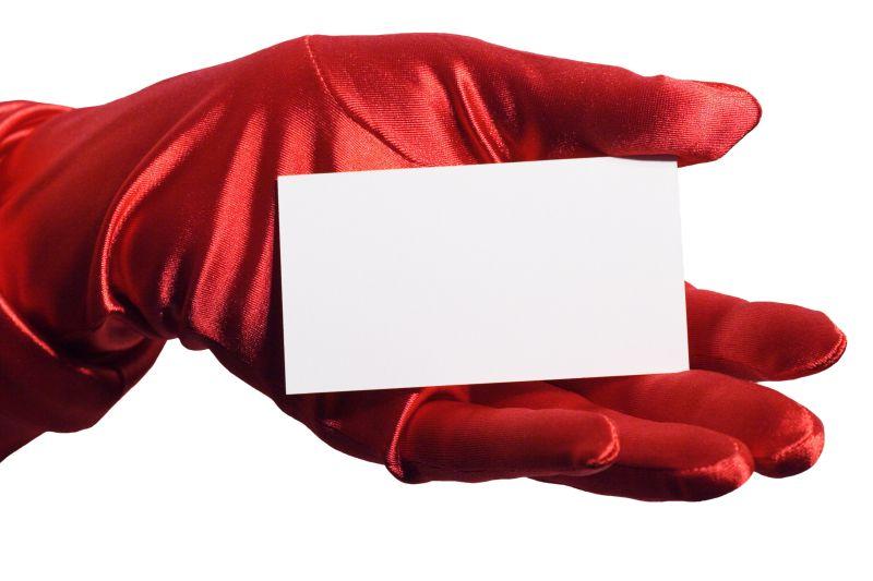 戴着红色手套手拿空白名片